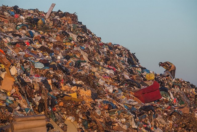 Ám ảnh những bãi rác khổng lồ chất cao như núi khắp nơi trên thế giới, có chỗ cao hơn 65 mét, rộng hơn 40 sân bóng đá - Ảnh 9.