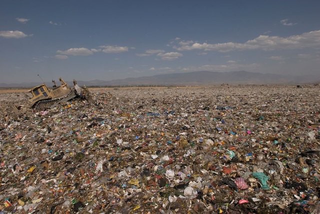 Ám ảnh những bãi rác khổng lồ chất cao như núi khắp nơi trên thế giới, có chỗ cao hơn 65 mét, rộng hơn 40 sân bóng đá - Ảnh 10.