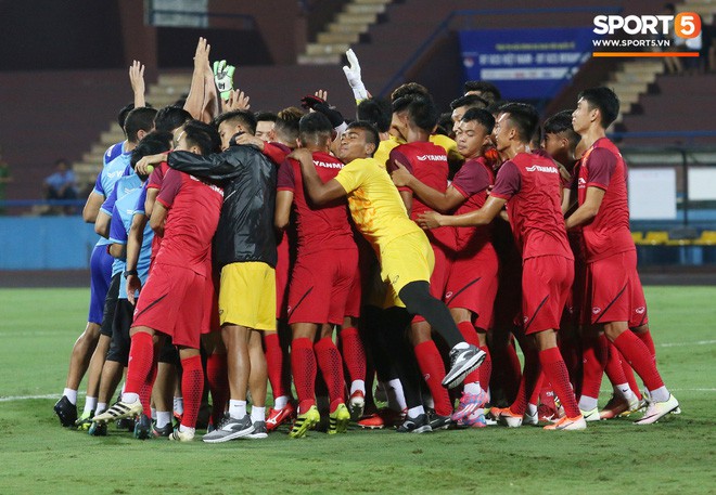 U23 Việt Nam đấu U23 Myanmar: Giá vé chợ đen tăng phi mã, gấp gần 5 lần giá gốc - Ảnh 4.