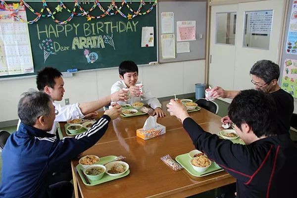 Trường học cô đơn nhất Nhật Bản: Mở cửa chỉ để đón 1 nam sinh, ngày cậu ấy tốt nghiệp trường cũng đóng cửa luôn - Ảnh 6.