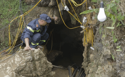 Clip cận cảnh quá trình cứu hộ người đàn ông mắc kẹt trong hang ở Si Ma Cai - Lào Cai