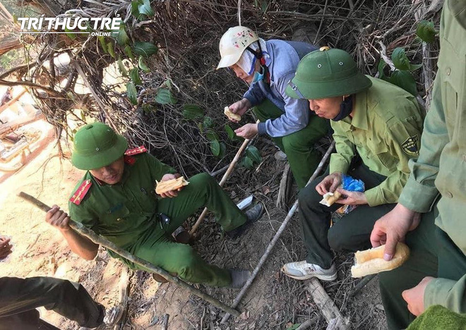 Gùi từng can nước, xách từng ổ bánh mỳ lên núi dập lửa cứu rừng ngày thứ 4 - Ảnh 8.