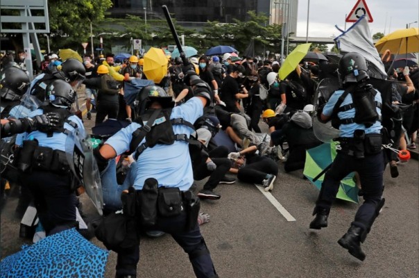Hàng ngàn người biểu tình ở Hong Kong, đụng độ với cảnh sát - Ảnh 2.