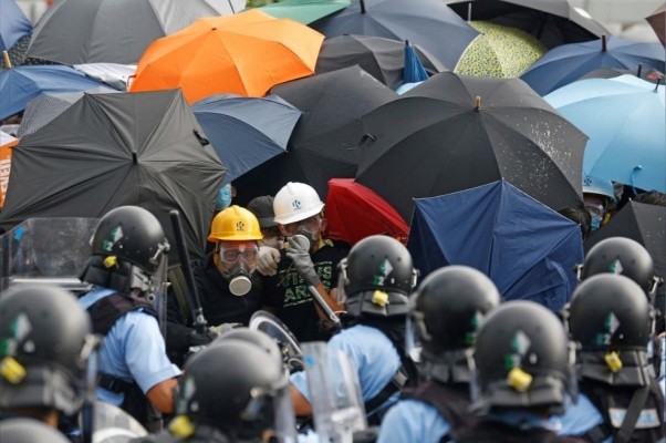 Hàng ngàn người biểu tình ở Hong Kong, đụng độ với cảnh sát - Ảnh 1.