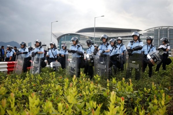 Hàng ngàn người biểu tình ở Hong Kong, đụng độ với cảnh sát - Ảnh 3.