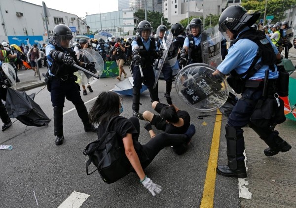 Hàng ngàn người biểu tình ở Hong Kong, đụng độ với cảnh sát - Ảnh 5.