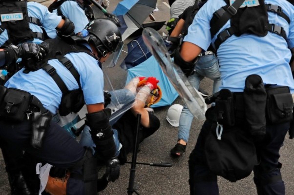 Hàng ngàn người biểu tình ở Hong Kong, đụng độ với cảnh sát - Ảnh 6.