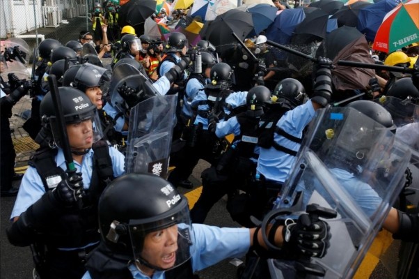 Hàng ngàn người biểu tình ở Hong Kong, đụng độ với cảnh sát - Ảnh 7.