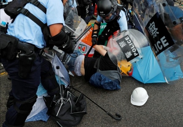 Hàng ngàn người biểu tình ở Hong Kong, đụng độ với cảnh sát - Ảnh 8.
