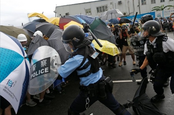 Hàng ngàn người biểu tình ở Hong Kong, đụng độ với cảnh sát - Ảnh 9.