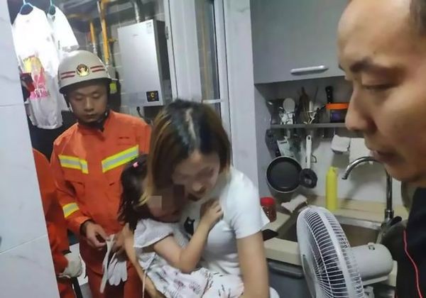 Giải cứu bé gái 2 tuổi bị mắc kẹt trong máy giặt hàng giờ - Ảnh 3.