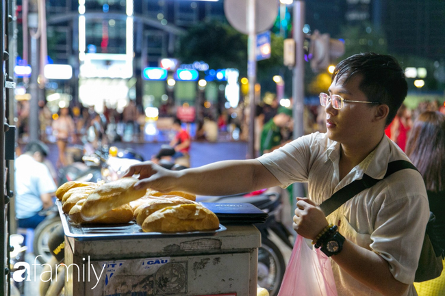 Giữa phố đi bộ Nguyễn Huệ đắt đỏ có một hàng bánh mì chảo lụp xụp giá cực rẻ, cứ càng muộn là càng đông - Ảnh 3.
