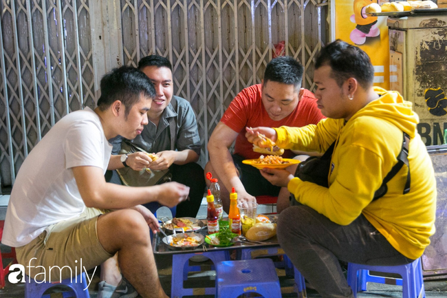 Giữa phố đi bộ Nguyễn Huệ đắt đỏ có một hàng bánh mì chảo lụp xụp giá cực rẻ, cứ càng muộn là càng đông - Ảnh 5.