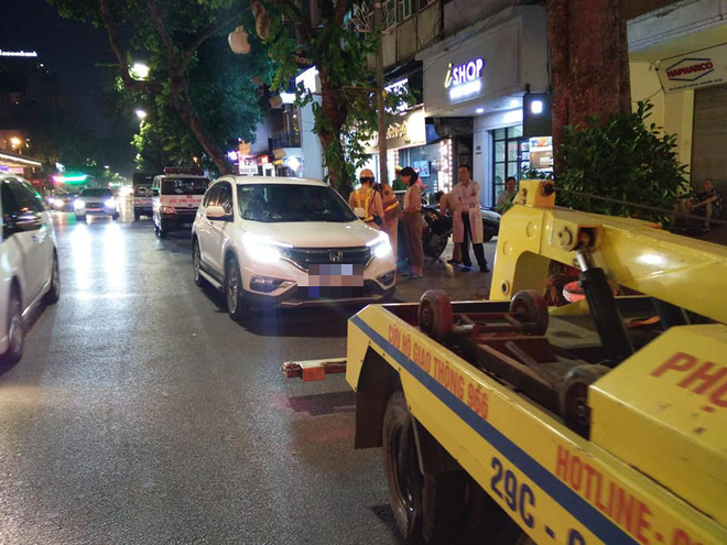 Hà Nội: Huy động cứu hoả, cấp cứu hỗ trợ tài xế nằm bất tỉnh trong ô tô giữa phố - Ảnh 1.