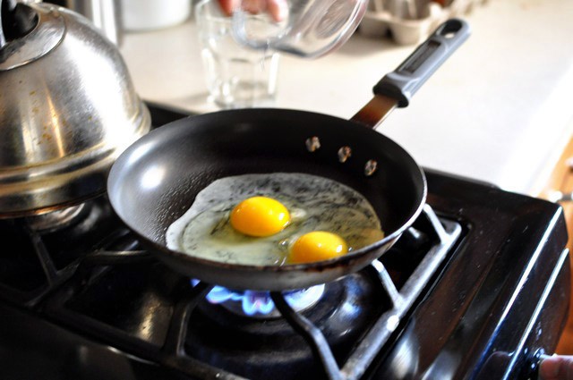 Bỏ bí kíp cũ đi, đây mới chính là cách bạn nên rán trứng ốp la đơn giản và ngon nhất - Ảnh 2.