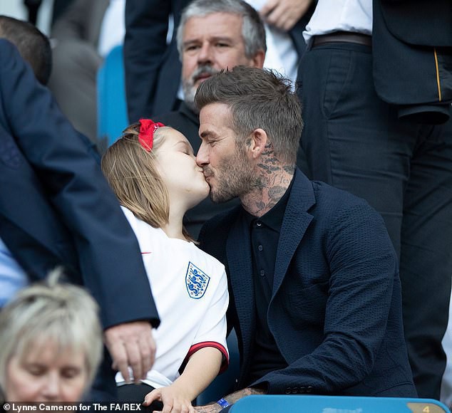Con gái rượu của Beckham xuất hiện cực thần thái khi chụp hình với mẹ, fan thích thú vì nụ cười giống hệt một người trong nhà - Ảnh 3.