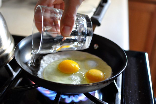 Bỏ bí kíp cũ đi, đây mới chính là cách bạn nên rán trứng ốp la đơn giản và ngon nhất - Ảnh 3.
