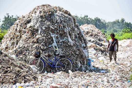 Rác thải “nuốt chửng” ngôi làng ở Indonesia - Ảnh 6.