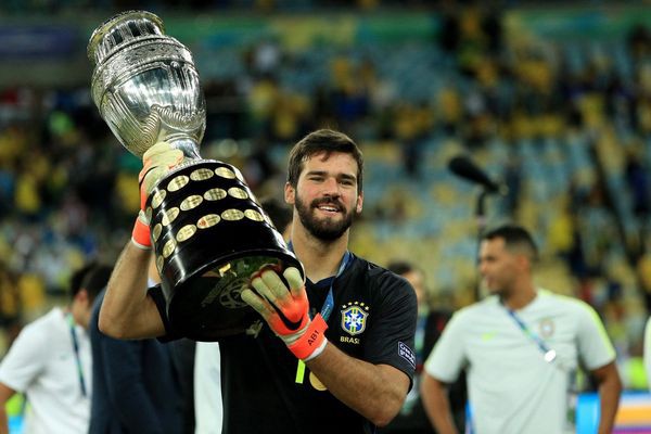 Cho De Gea hít khói, Alisson được bầu là thủ môn hay nhất thế giới - Ảnh 1.