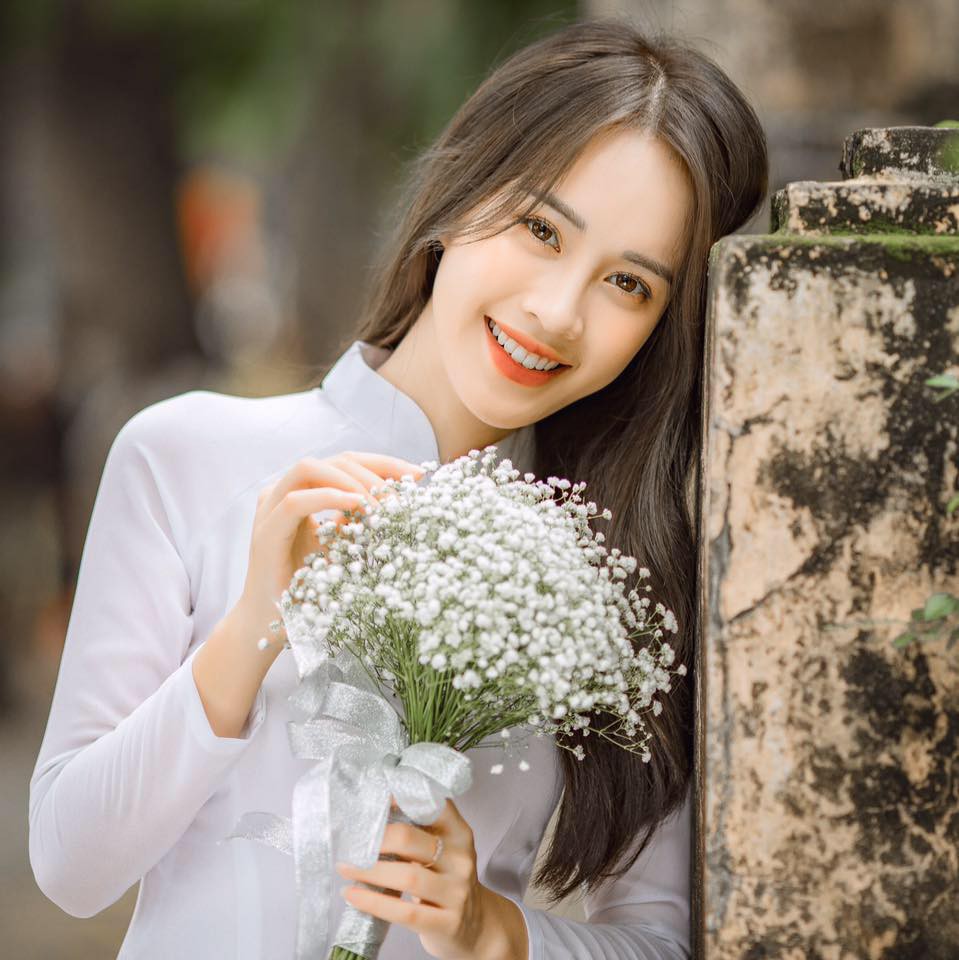 Mặc áo dài trắng được nhận xét giống Chi Pu, cô gái hóa ra là gương mặt  quen với thành tích "khủng"