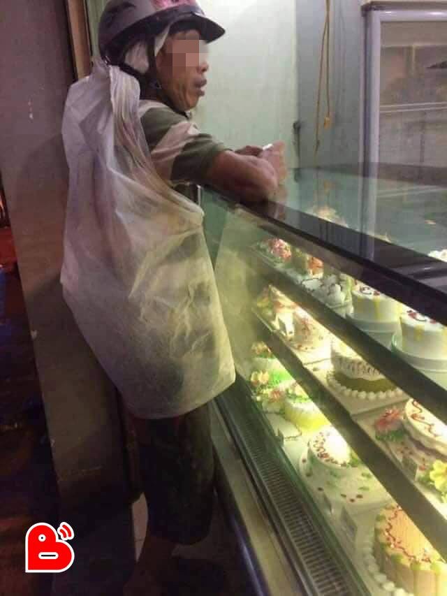 Người đàn ông khắc khổ dầm mưa đi mua bánh sinh nhật và hành động đẹp của chủ cửa hàng - Ảnh 1.