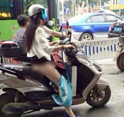 Giữa siêu thị lớn ở Hà Nội, người phụ nữ mặc chiếc váy xuyên thấu mỏng hơn giấy, lộ hết nội y phản cảm - Ảnh 2.