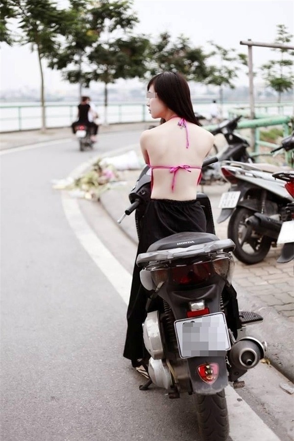 Giữa siêu thị lớn ở Hà Nội, người phụ nữ mặc chiếc váy xuyên thấu mỏng hơn giấy, lộ hết nội y phản cảm - Ảnh 3.