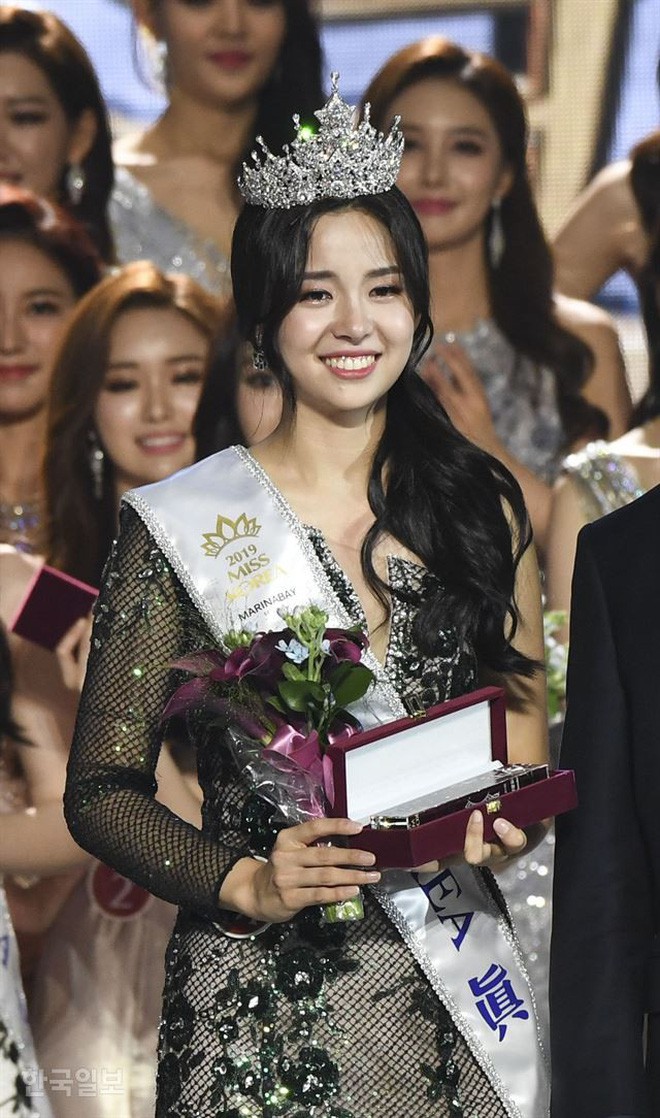 Chung kết Hoa hậu Hàn Quốc 2019 gây bão: Tân Hoa hậu xinh đến mức dìm cựu Hoa hậu, dàn Á hậu đằng sau bị chê mặt nhựa - Ảnh 4.