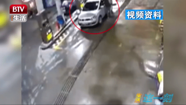 Đoạn video xe phát nổ ngay trạm xăng vì đứa trẻ chơi điện thoại gây sốc MXH Trung Quốc và sự thật đằng sau cùng những kiến thức bổ ích - Ảnh 1.