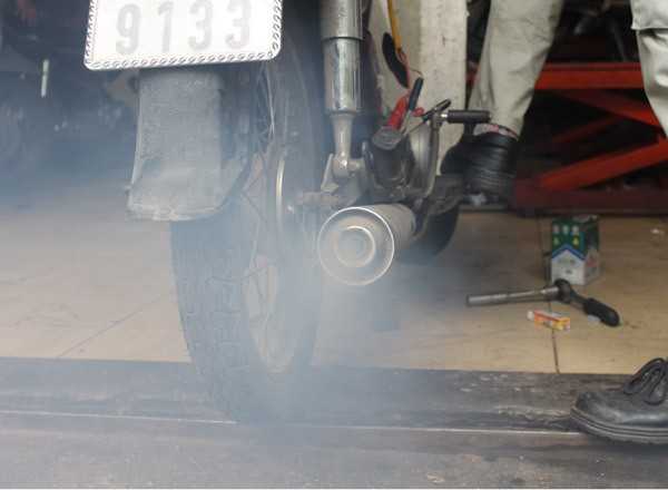 Nhận diện bệnh của xe máy qua màu khói và tiếng kêu của ống pô - Ảnh 7.
