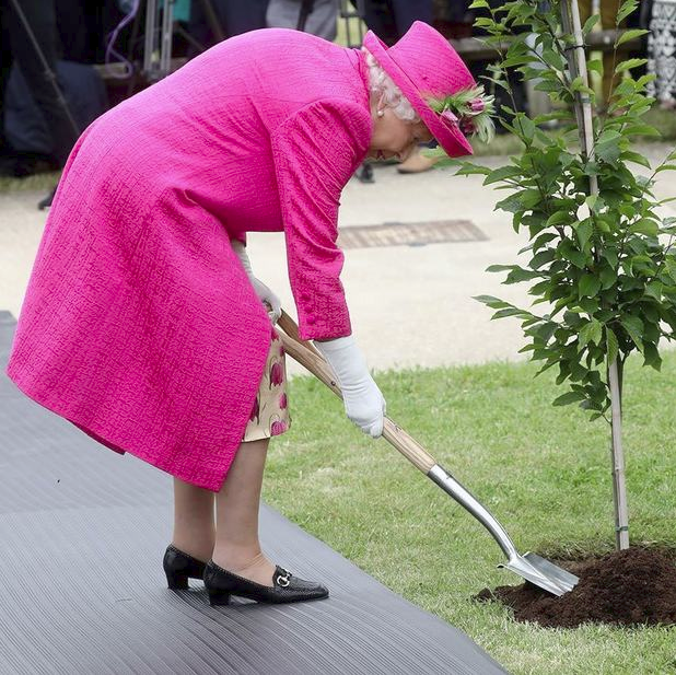 Hai khoảnh khắc khác nhau một trời một vực giữa Nữ hoàng Anh và Meghan Markle khiến nàng dâu hoàng gia phải xấu hổ ê chề - Ảnh 2.