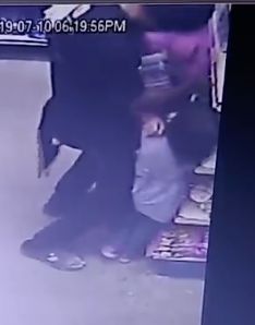 Sốc trước cảnh camera an ninh ghi lại hình ảnh yêu râu xanh ngang nhiên quấy rối các cô gái ngay trong cửa hàng tiện lợi - Ảnh 4.