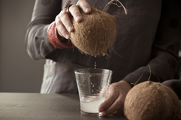 Mùa hè uống nước dừa là tuyệt hảo nhưng bổ dừa thế nào thì các mẹ học lỏm ngay mẹo “dễ như ăn kẹo” sau - Ảnh 3.
