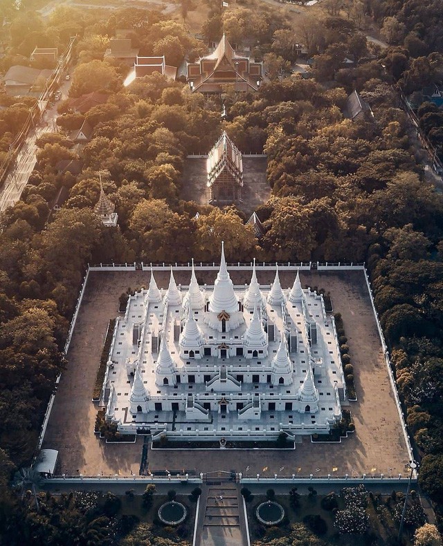 Không tin vào mắt mình ngôi đền được canh giữ bởi “cá khổng lồ” đẹp hệt cổ tích đang “gây bão” Thái Lan - Ảnh 7.