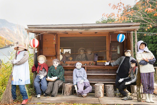 Ghé thăm ngôi làng bù nhìn siêu kỳ lạ ở Nhật Bản, nơi búp bê còn đông hơn con người gấp chục lần - Ảnh 2.