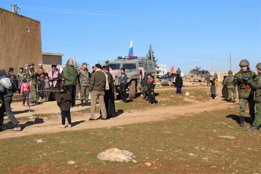 Máy bay Mỹ chơi trò đùa tử thần sát biên giới Syria - Tàu chiến Nga chất đầy tên lửa Kalibr tới Tartus - Ảnh 1.