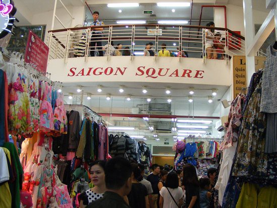 Đột kích Sài Gòn Square, thu giữ hàng nghìn sản phẩm giả mạo nhãn mác các thương hiệu nổi tiếng - Ảnh 1.