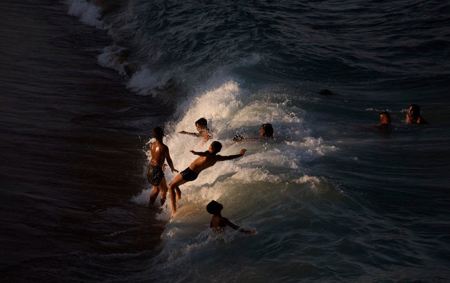 24h qua ảnh: Trẻ em Philippines chơi đùa trên bờ biển sau bão - Ảnh 11.