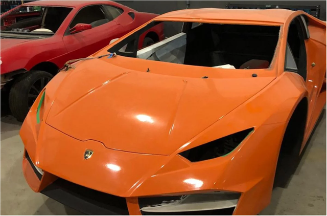 [Ảnh] Bên trong nhà máy sản xuất siêu xe Ferrari, Lamborghini nhái - Ảnh 1.