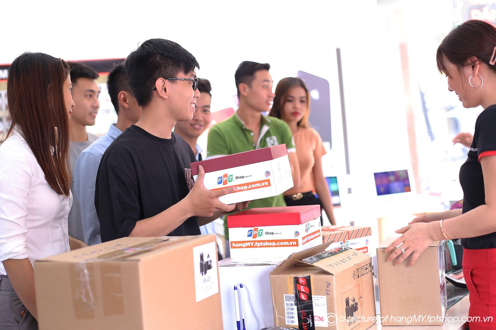 Kh&ocirc;ng cần thẻ thanh to&aacute;n quốc tế vẫn đặt mua được h&agrave;ng nước ngo&agrave;i tại FPT Shop - Ảnh 1.