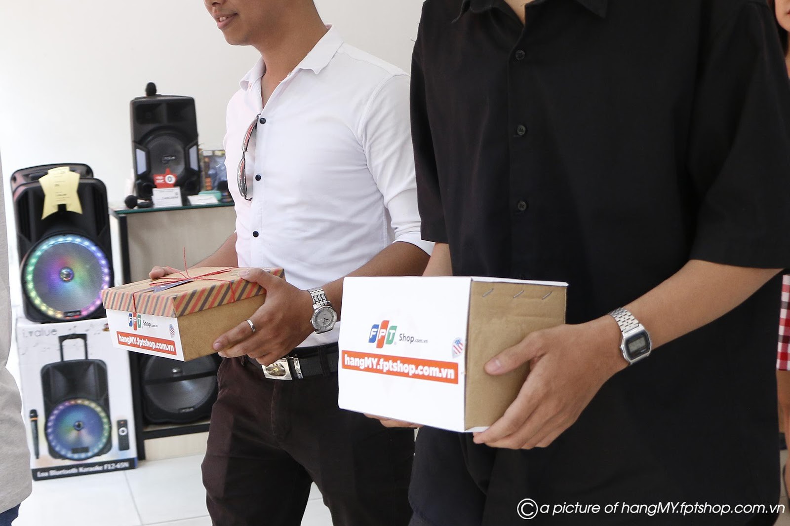 Kh&ocirc;ng cần thẻ thanh to&aacute;n quốc tế vẫn đặt mua được h&agrave;ng nước ngo&agrave;i tại FPT Shop - Ảnh 2.