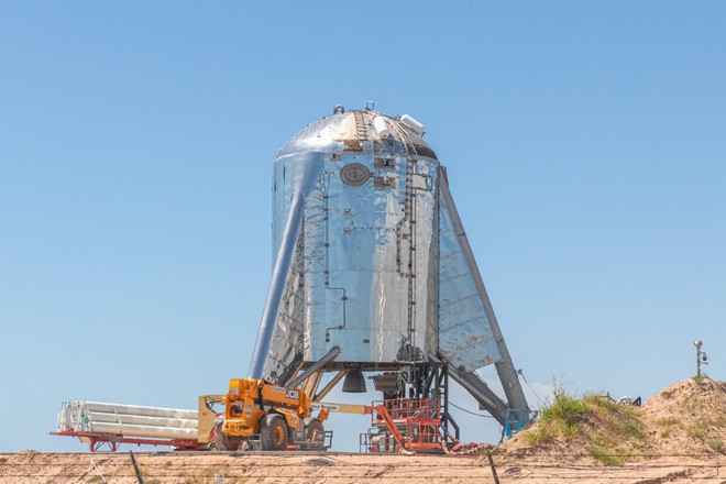 Hệ thống phóng mới của SpaceX bị một quả cầu lửa khổng lồ nuốt trọn, Elon Musk phải dời lịch bay thử - Ảnh 1.