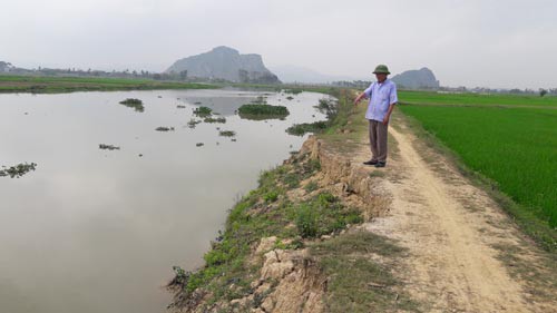 Thi thể nam thanh niên với nhiều vết chém nghi bị sát hại ném xuống sông - Ảnh 1.