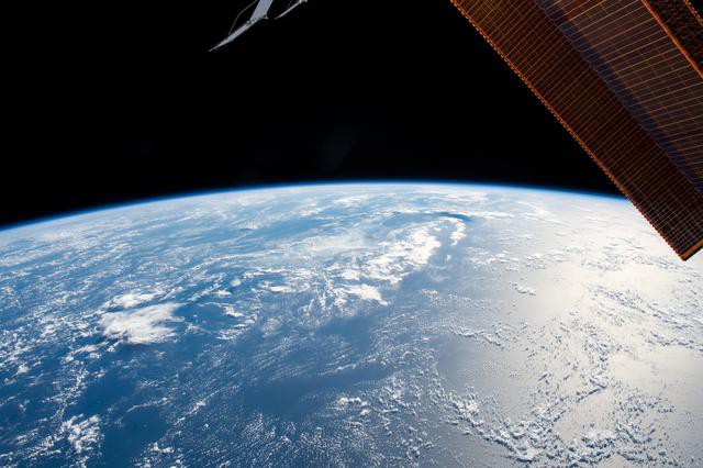 Nhân ngày trọng đại, NASA chơi lớn với loạt ảnh panorama đầy mê hoặc về Mặt Trăng - Ảnh 1.