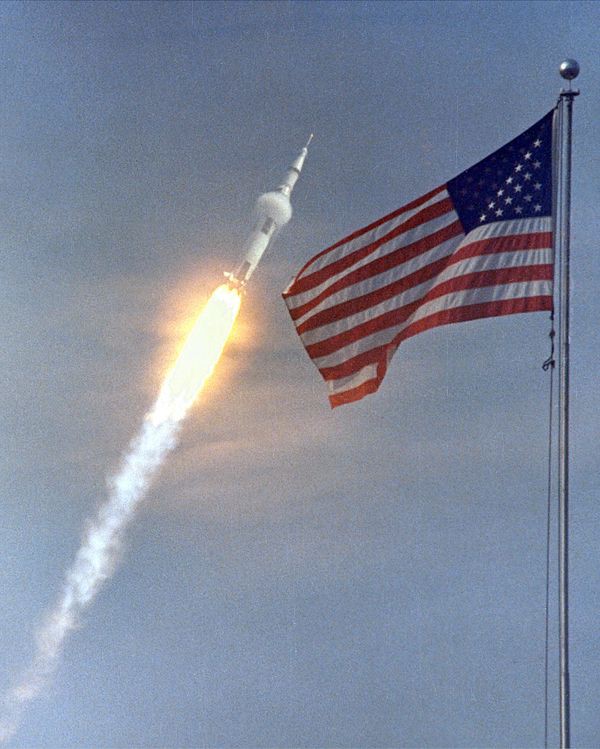 Hình ảnh sứ mệnh Apollo 11 đưa con người lên Mặt Trăng 50 năm trước - Ảnh 2.