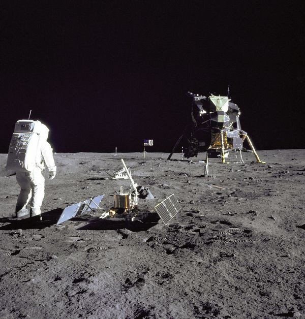 Hình ảnh sứ mệnh Apollo 11 đưa con người lên Mặt Trăng 50 năm trước - Ảnh 13.