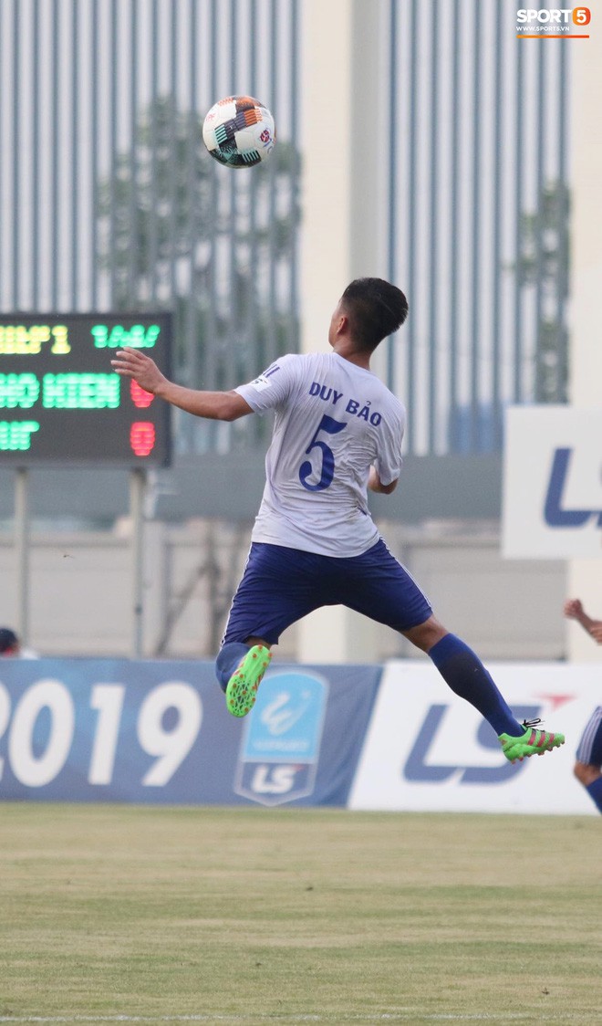 Tiền đạo U23 Việt Nam có hành động đẹp với đối thủ trong cuộc đọ sức tại giải Hạng Nhất QG 2019 - Ảnh 12.
