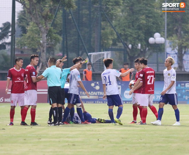 Tiền đạo U23 Việt Nam có hành động đẹp với đối thủ trong cuộc đọ sức tại giải Hạng Nhất QG 2019 - Ảnh 13.
