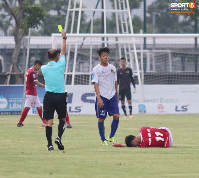 Tiền đạo U23 Việt Nam có hành động đẹp với đối thủ trong cuộc đọ sức tại giải Hạng Nhất QG 2019 - Ảnh 14.