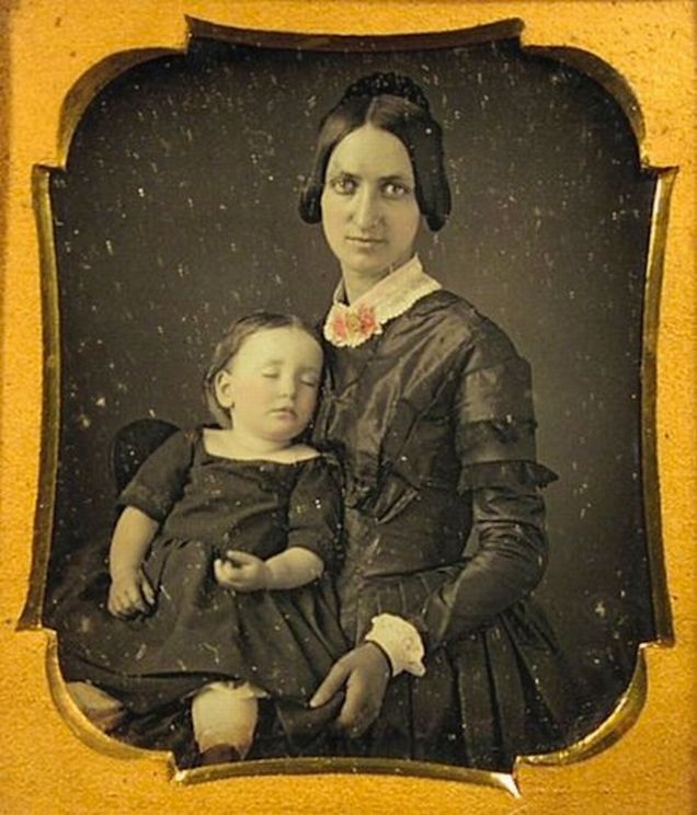 Chi tiết rùng rợn đằng sau bức ảnh gia đình và trào lưu chụp ảnh lạ lùng nhưng cực nổi tiếng ở Anh từ thời Nữ hoàng Victoria - Ảnh 16.